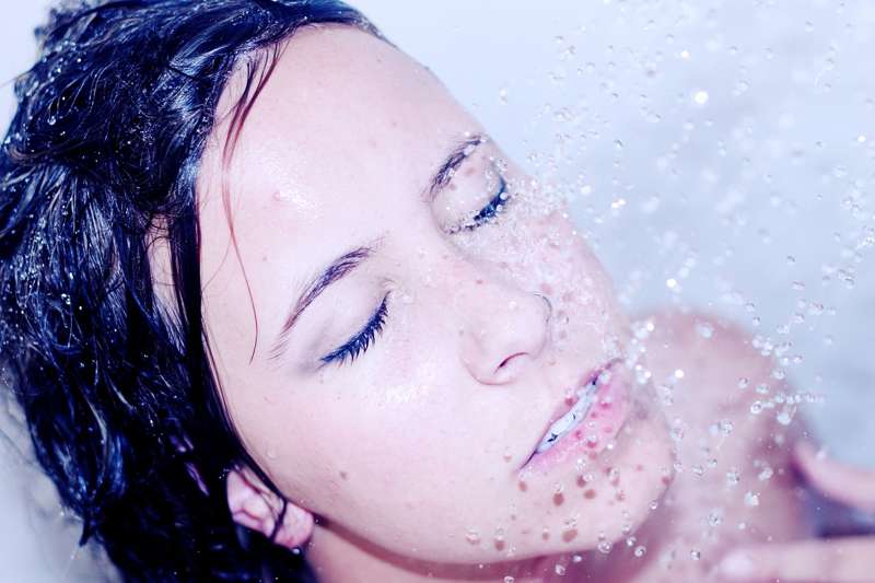 Capelli rovinati: forse è colpa di quel che fate dopo la doccia?